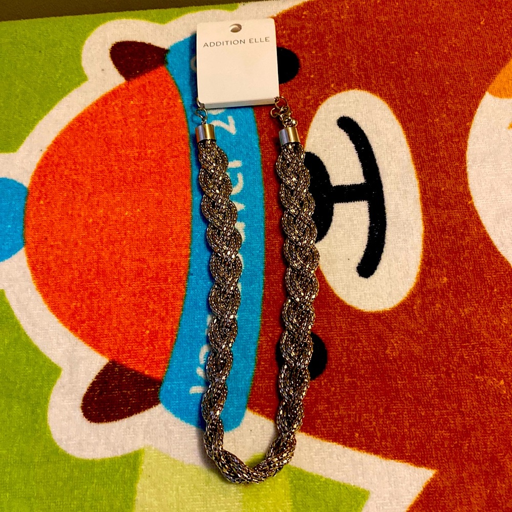I am selling a necklace.